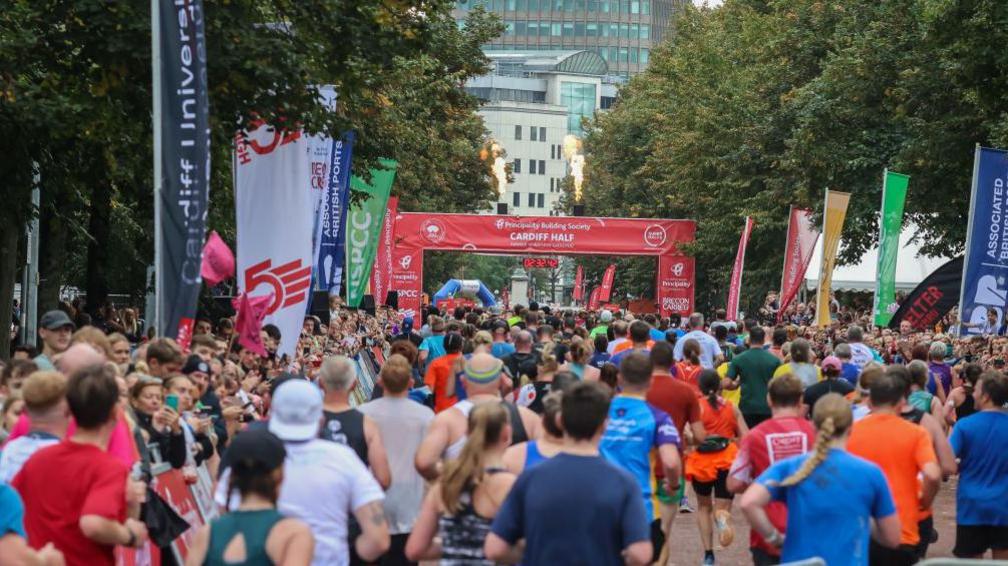 Llinell derfyn hanner marathon Caerdydd