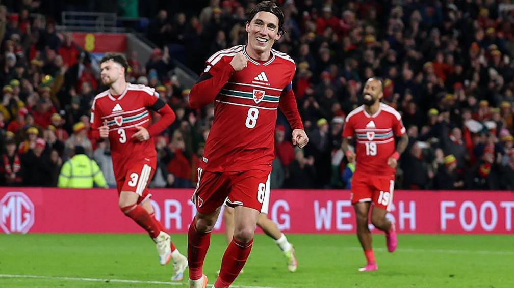 Harry Wilson yn dathlu sgorio hat-tric yn y fuddugoliaeth o 7-1 yn erbyn Gogledd Macedonia yn Stadiwm Dinas Caerdydd