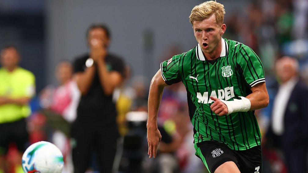 Josh Doig playing for Sassuolo