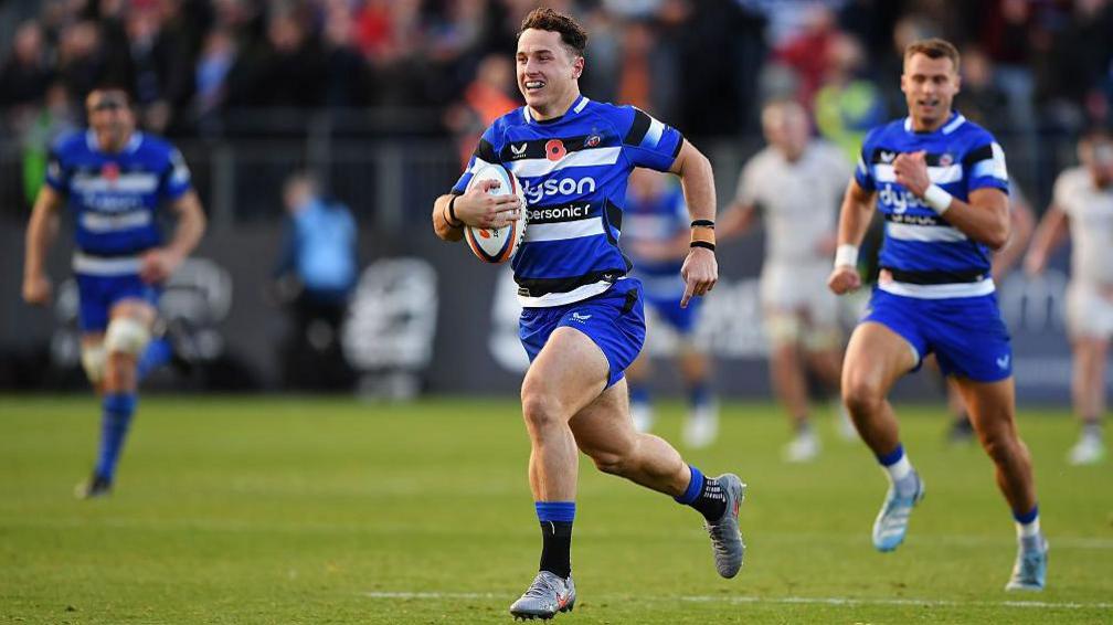 Henry Arundell running away for a try