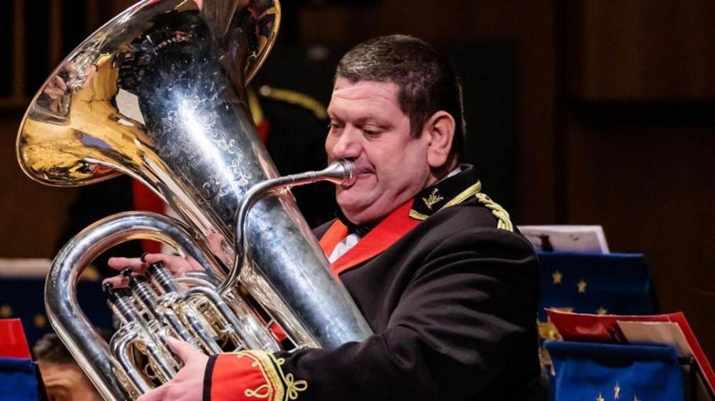 Gavin Saynor yn chwarae tiwba