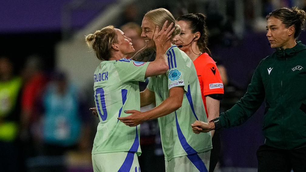 Sophie Ingle yn dod ymlaen fel eilydd yn lle Jess Fishlock yn erbyn Ffrainc yn Euro 2025