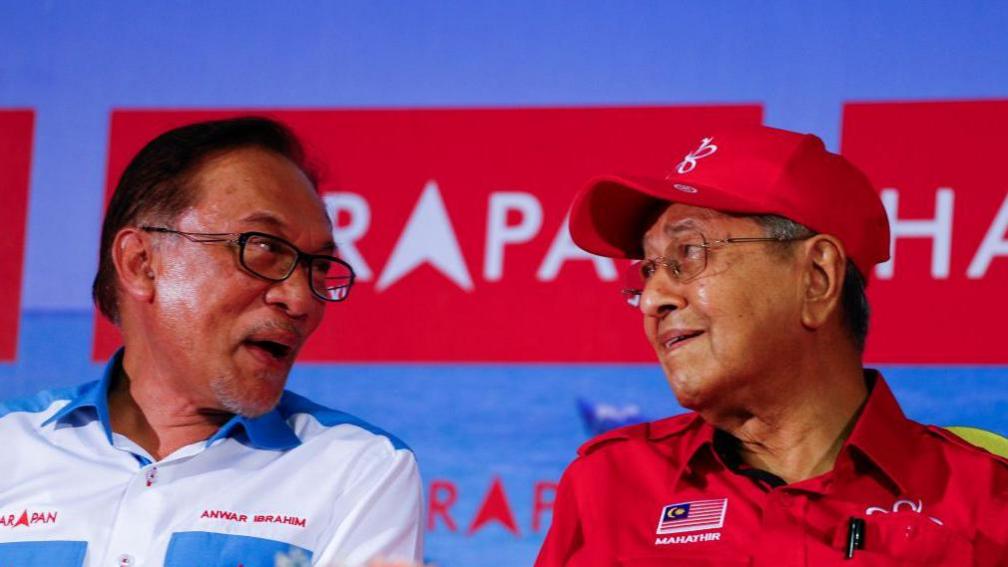 Malaysian Prime Minister Tun Mahathir Mohamad (R) talks to Anwar Ibrahim during Anwar Ibrahim by-election campaign in Port Dickson, Malaysia on October 8, 2018.