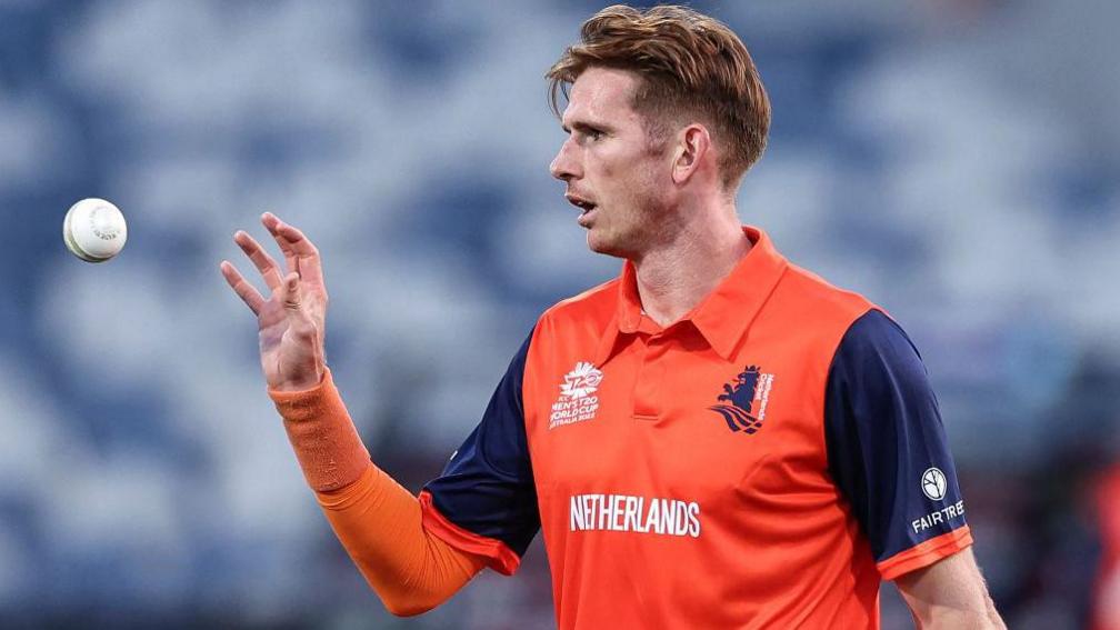 Fred Klaassen preparing to bowl for the Netherlands