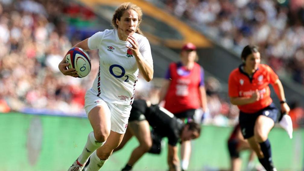 Abby Dow scoring a try in England's victory over New Zealand this month