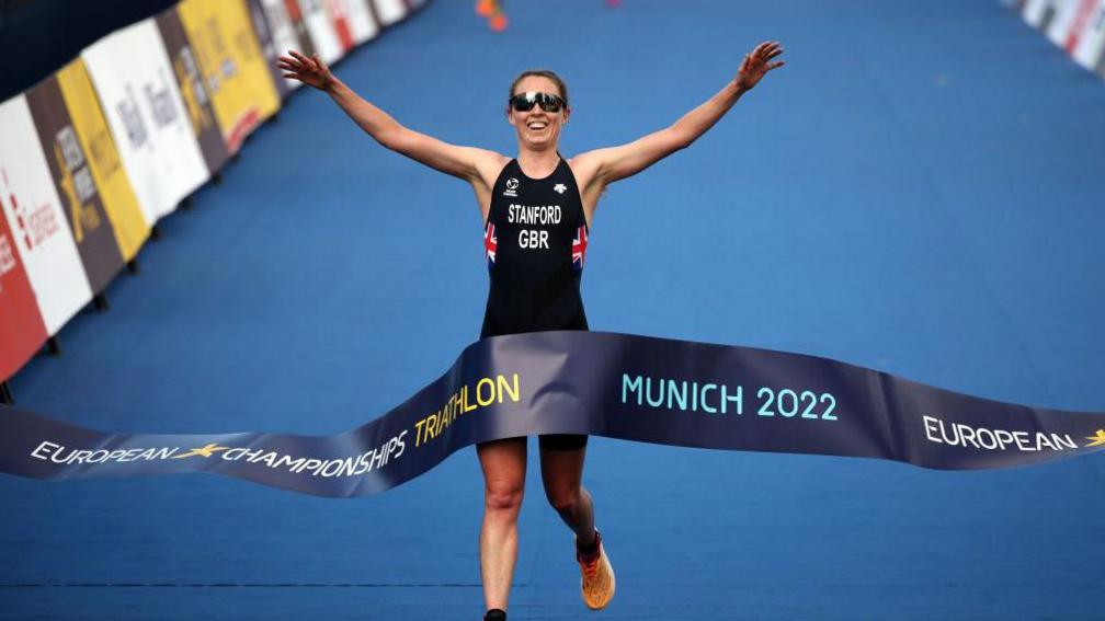 Non Stanford yn ennill Pencampwriaethau Triathlon Ewrop yn Munich yn 2022