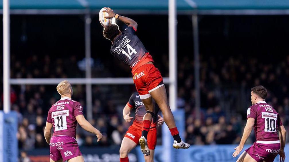 Noah Caluori catches a high ball against Sale Sharks