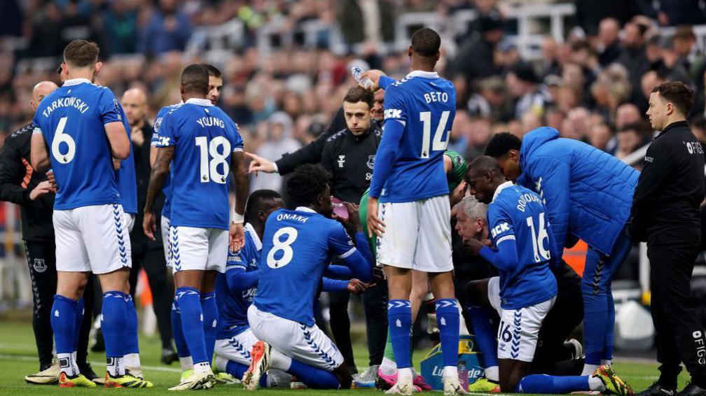 Everton players break their fast