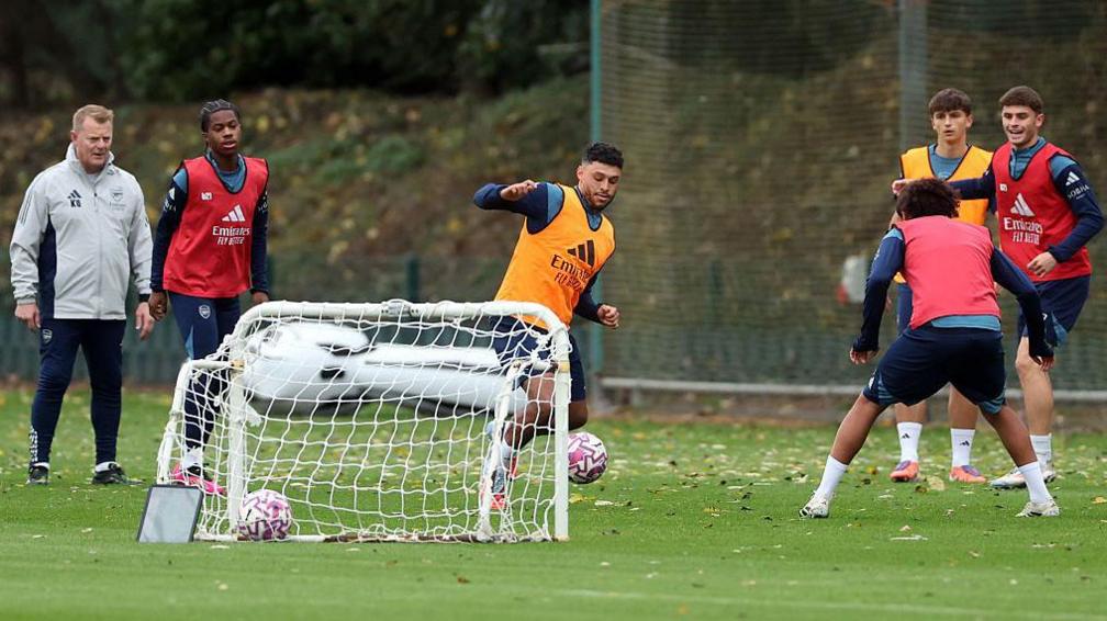 Alex Oxlade-Chamberlain scores a goal in Arsenal training