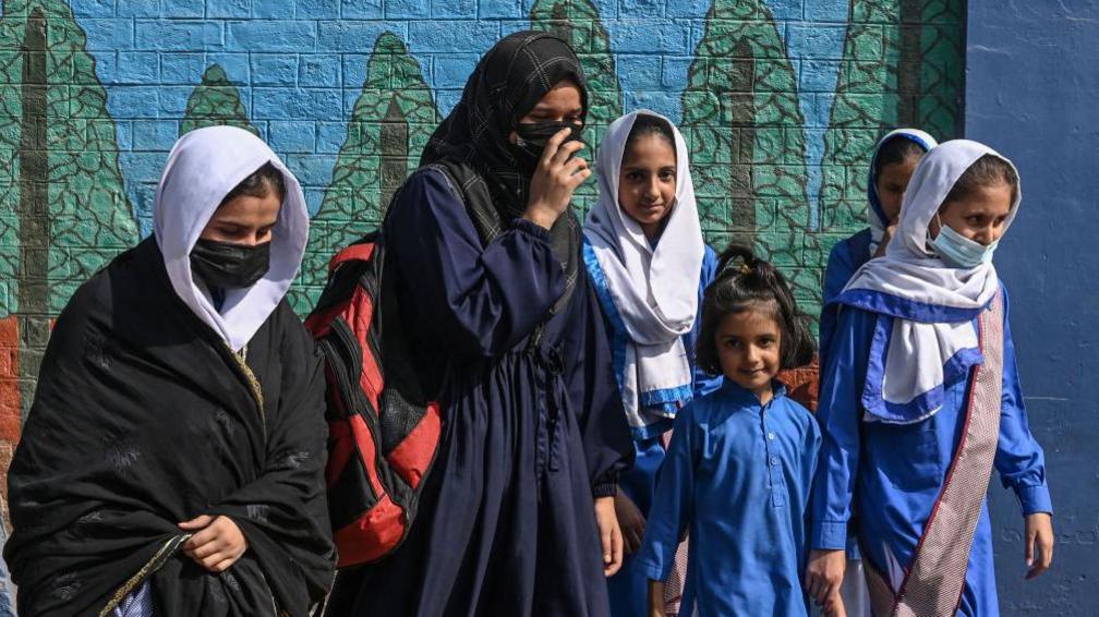 School children in Pakistan's second-largest city of Lahore have been banned from outdoor exercise until January because of hazardous smog levels. 