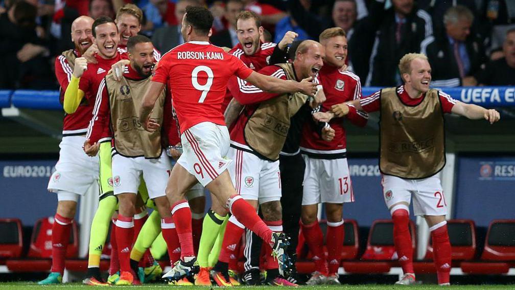 Hal Robson-Kanu yn dathlu sgorio yn erbyn Gwlad Belg wrth i Gymru ennill 3-1 yn rownd wyth olaf Euro 2016.