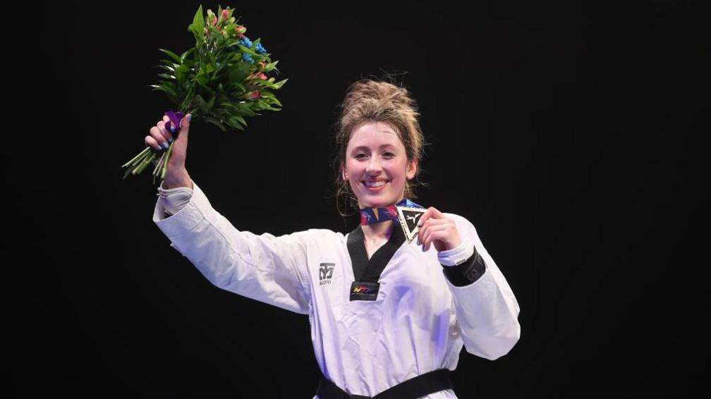 Jade Jones yn ennill Pencampwriaeth Taekwondo y Byd ym Manceinion. 