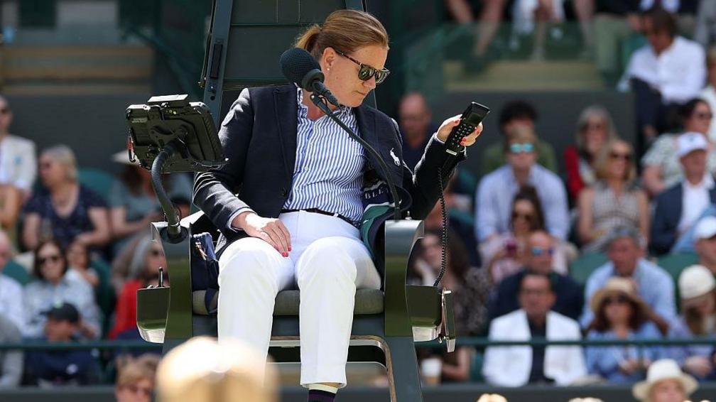 The umpire during the match with Taylor Fritz and Karen Khachanov