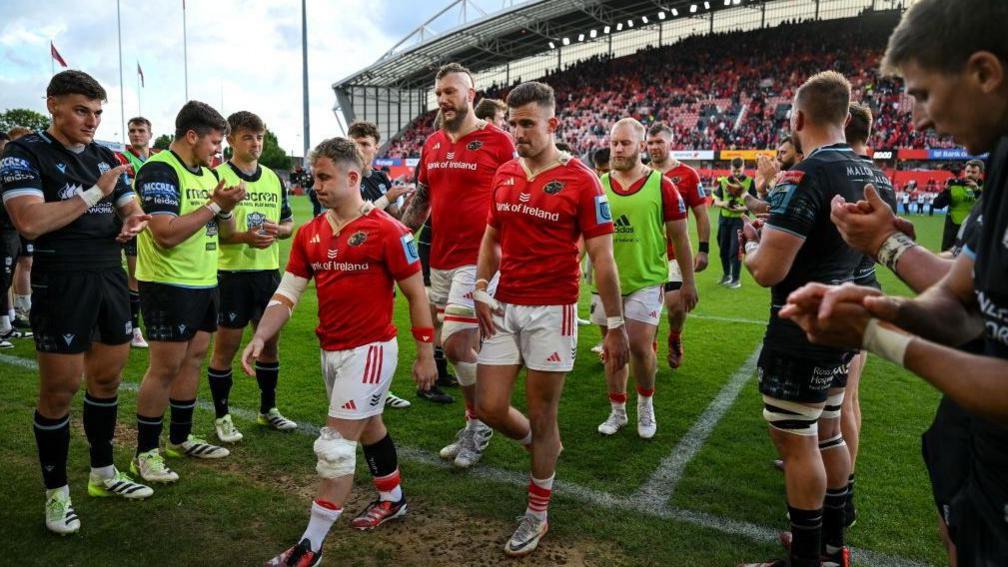 Glasgow Warriors applaud Munster off pitch