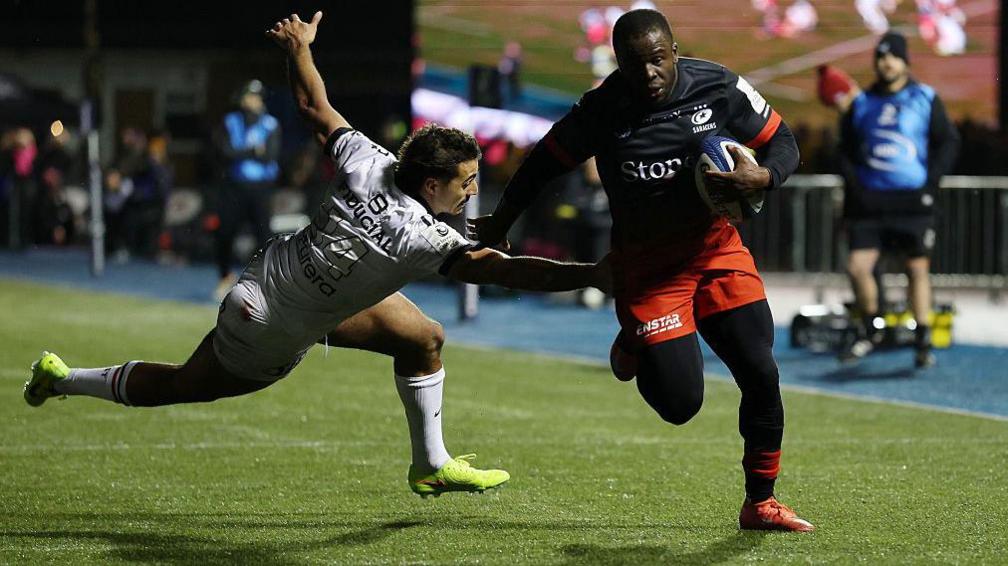 Rotimi Segun speeds over for a Saracens try