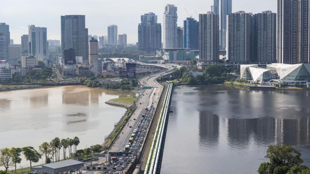 The traffic from Malaysia to Singapore on the JohorSingapore Causeway seen from Singapore