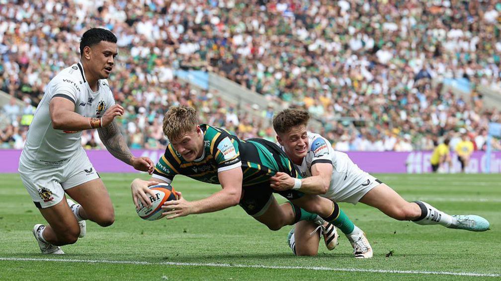 Fin Smith dives over