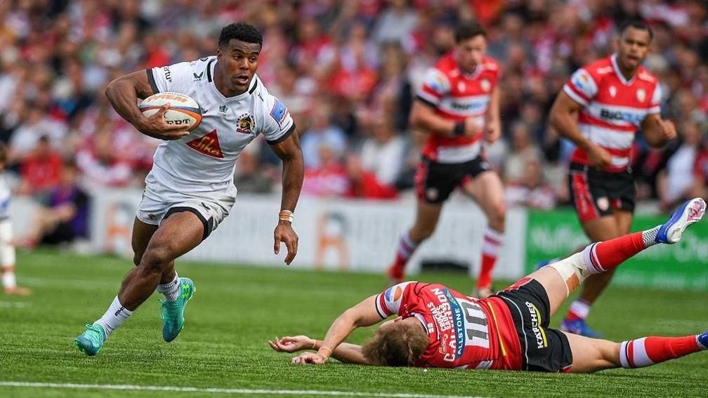 Immanuel Feyi-Waboso runs with the ball against Gloucester