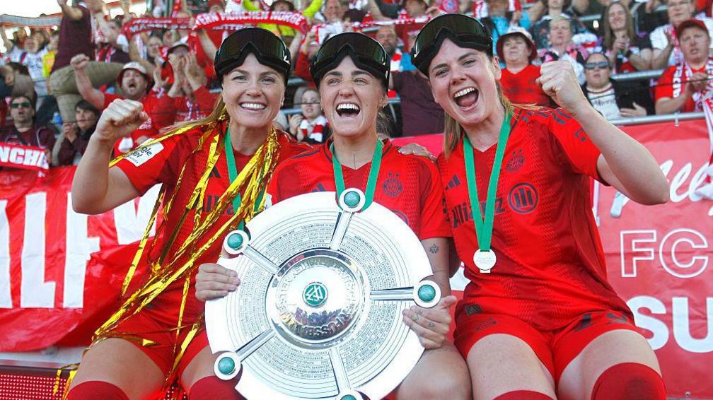 Georgia Stanway celebrates winning the Frauen-Bundesliga