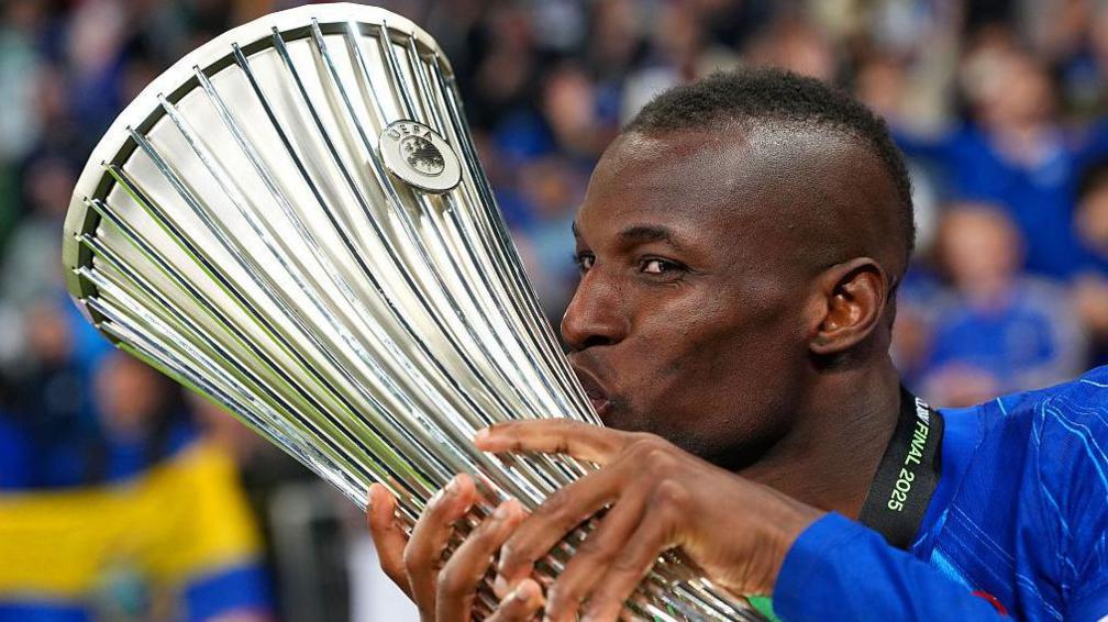 Nicolas Jackson kisses the Conference League trophy