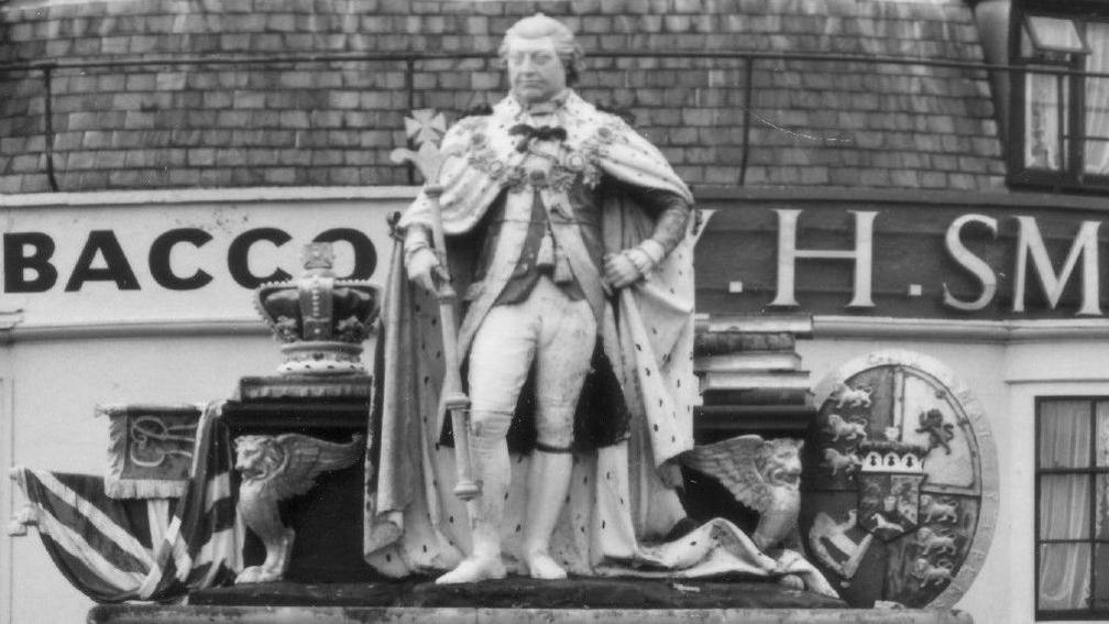 Black and white photo from 1964 of the statue with the sceptre in the right hand of the king.