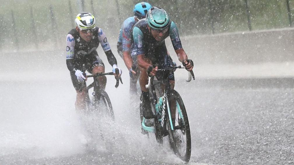 Riders tackle the breakaway on stage 5 of the Giro d'Italia 