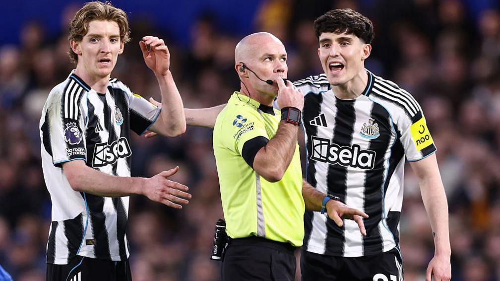 Tino Livramento of Newcastle United and Anthony Gordon of Newcastle United complain to match referee Paul Tierney 
