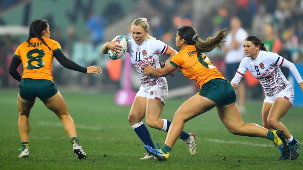 Ellie Boatman running with the ball for England against Australia in rugby sevens