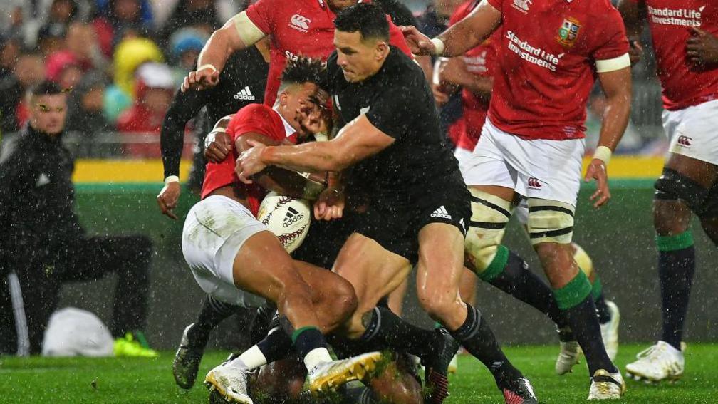 Sonny Bill Williams hits Anthony Watson