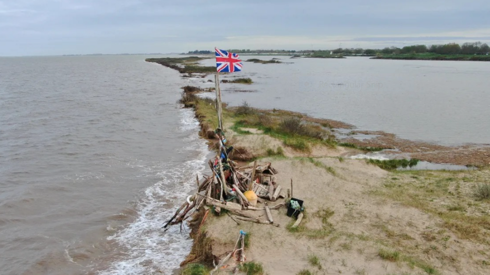 Sea lapping shore 