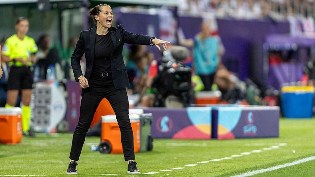 Rhian Wilkinson yn ystod y golled o 6-1 yn erbyn Lloegr yn Euro 2025