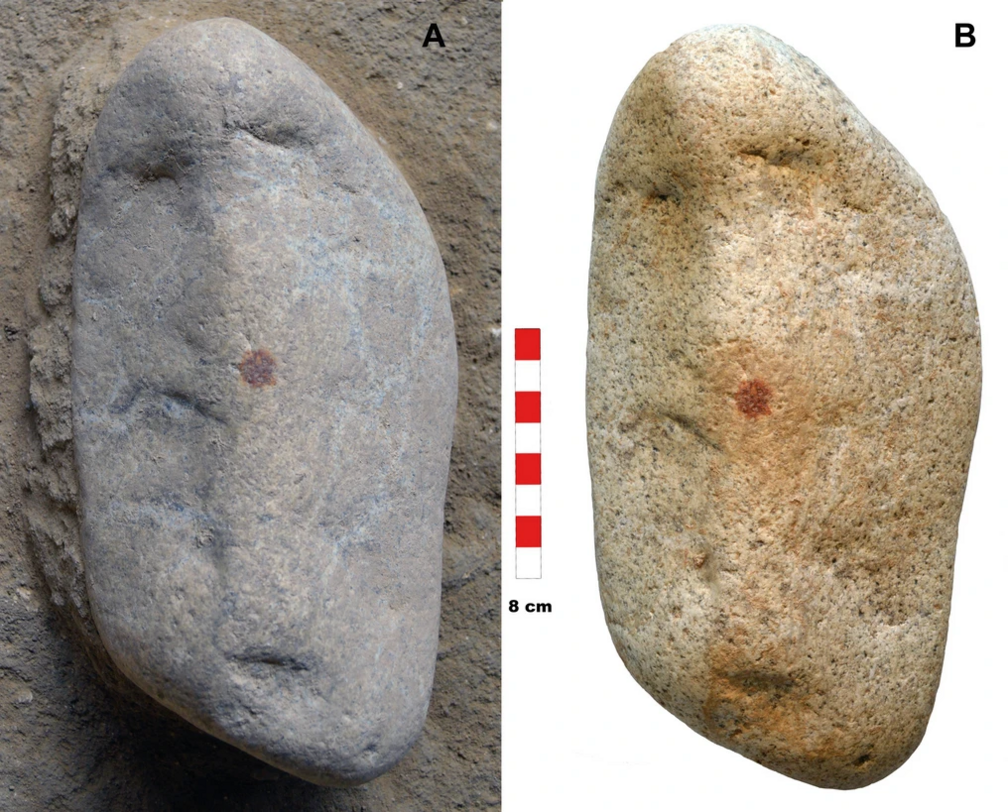 On the left, a picture of the stone before it was fully excavated. It shows a red circle in the middle. On the right, the object has been unearthed and it is possible to appreciate the three main cavities and the central position of the red dot.