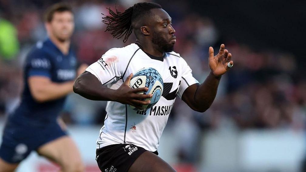 Gabriel Ibitoye running with the ball 