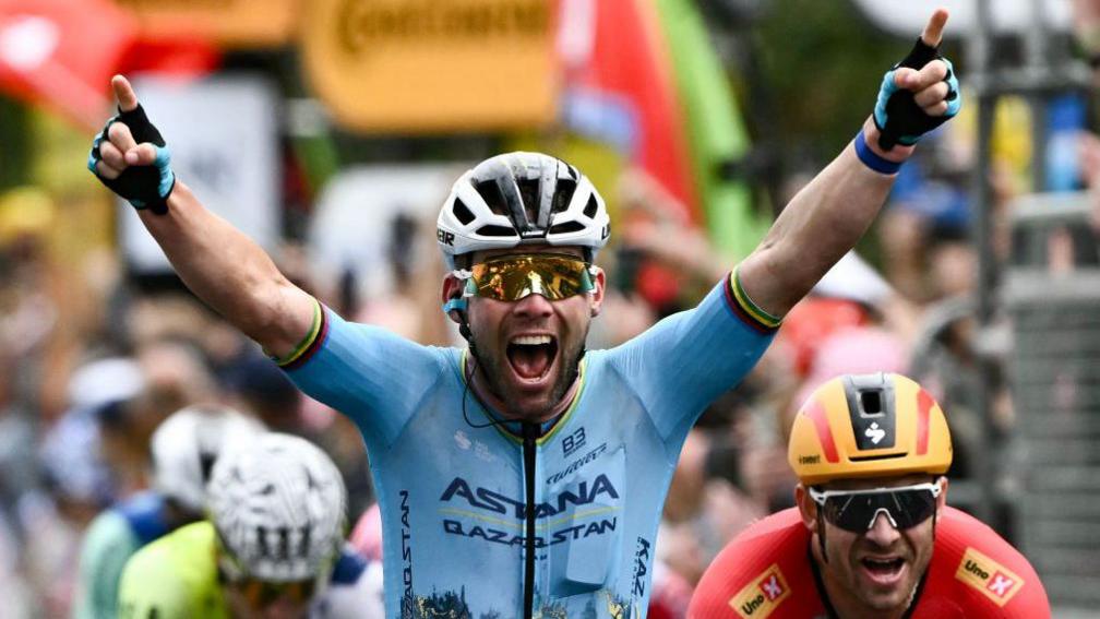 Mark Cavendish celebrates