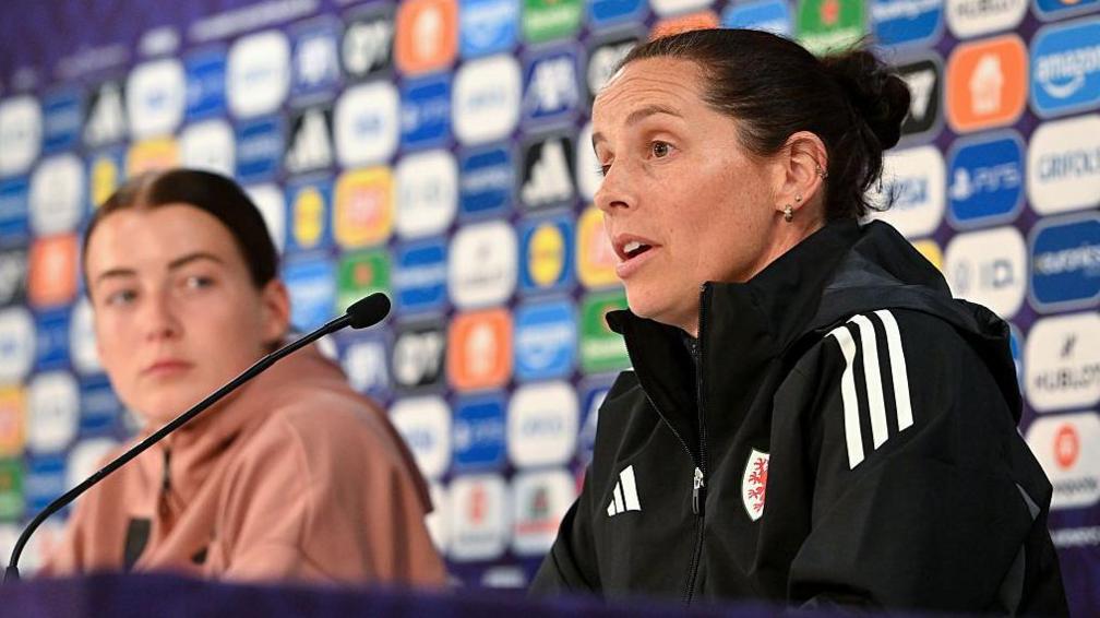 Angharad James a Rhian Wilkinson yn siarad mewn cynhadledd newyddion cyn gêm Cymru'n erbyn Ffrainc yn Euro 2025