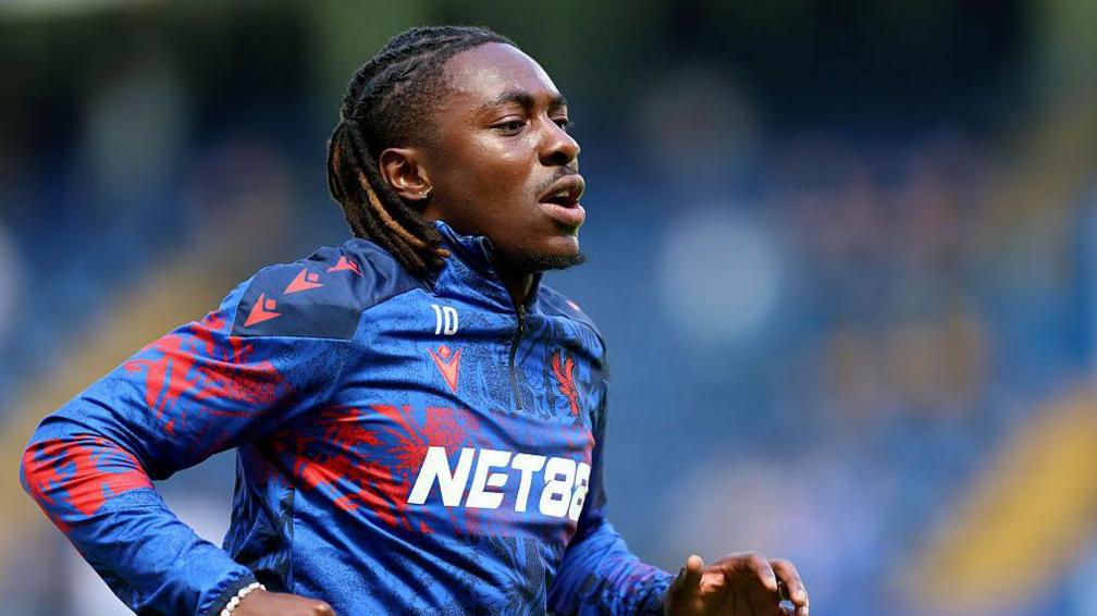 Eberechi Eze warming up