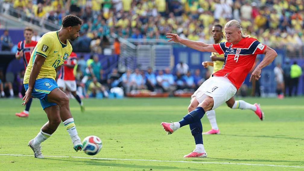 Erling Haaland anota para Noruega ante Brasil