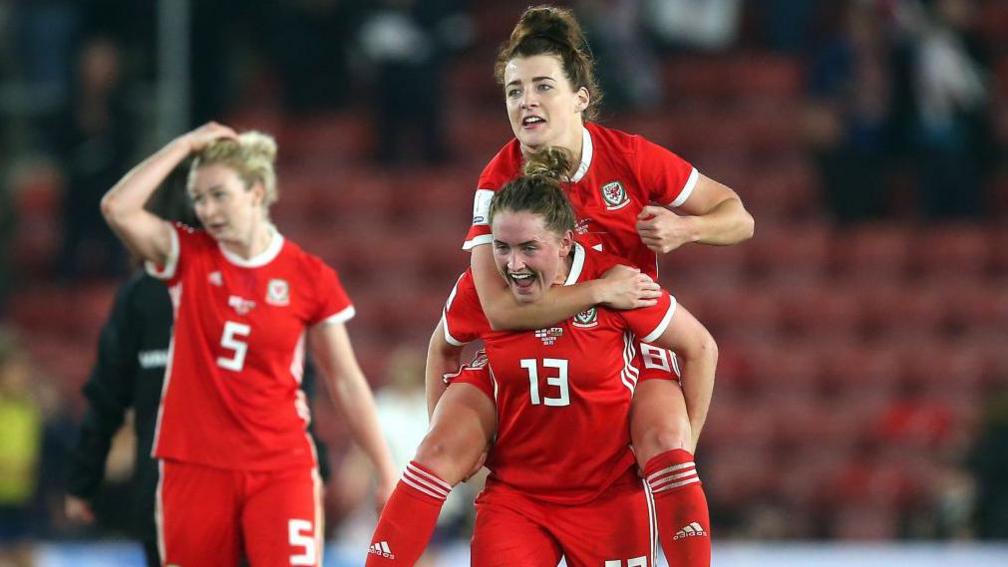 Rachel Rowe ac Angharad James yn dathlu'r gêm gyfartal 0-0 yn erbyn Lloegr yn 2018 yn Southampton