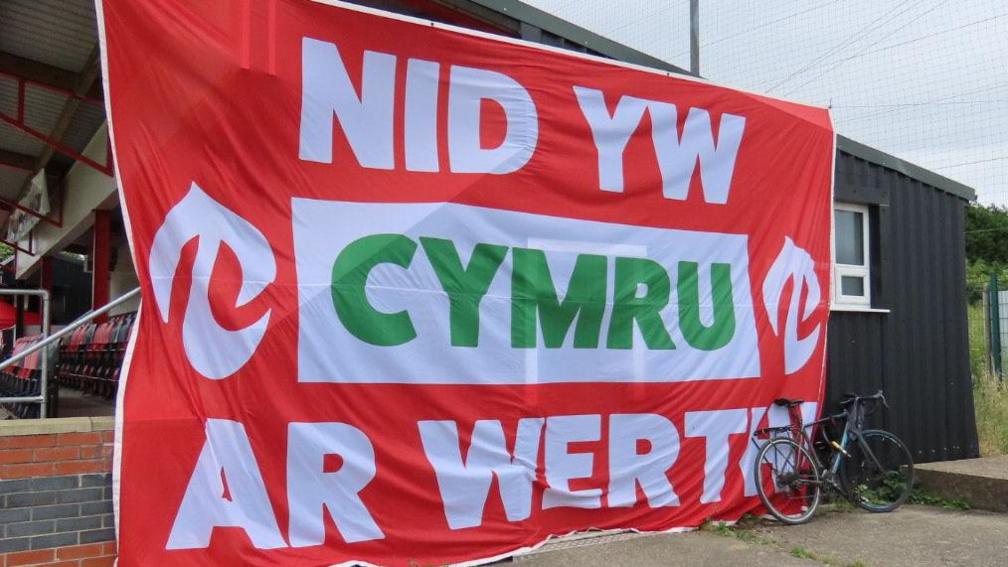 Baner Nid yw Cymru ar Werth
