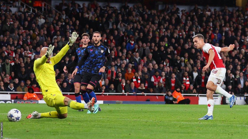 Leandro Trossard scores for Arsenal against Sevilla