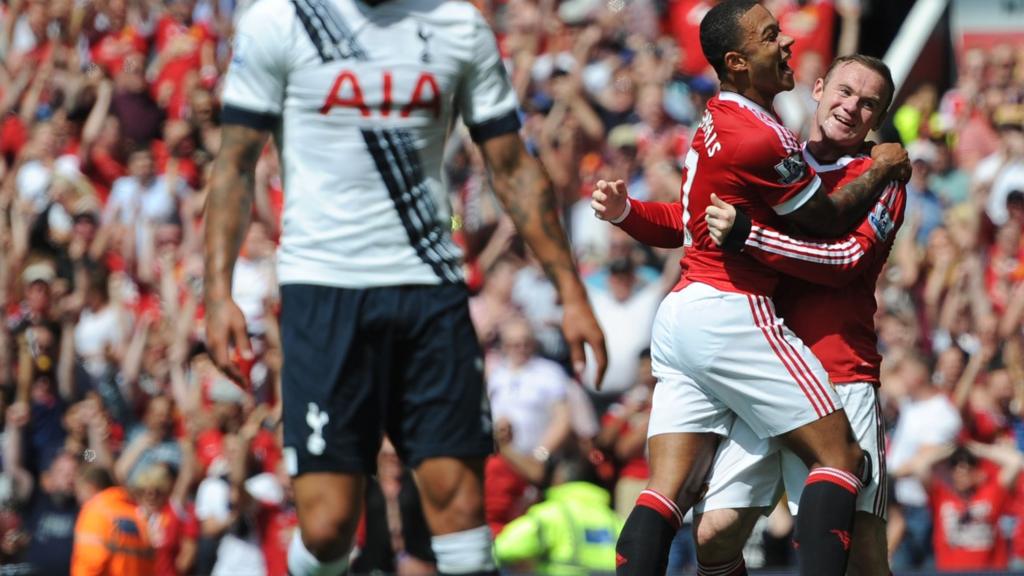 Memphis Depay and Wayne Rooney celebrate