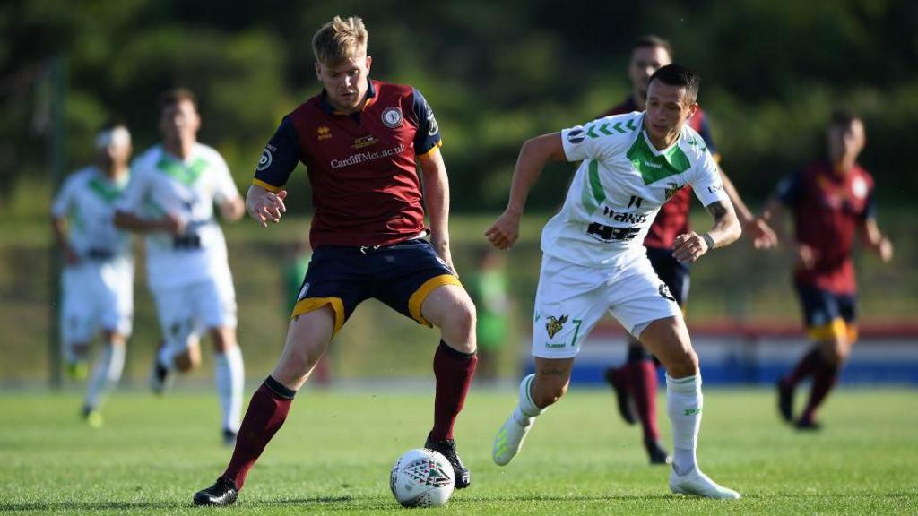 Emlyn Lewis yn chwarae i MET Caerdydd yn erbyn Progres Niederkorn yng Nghynghrair Europa