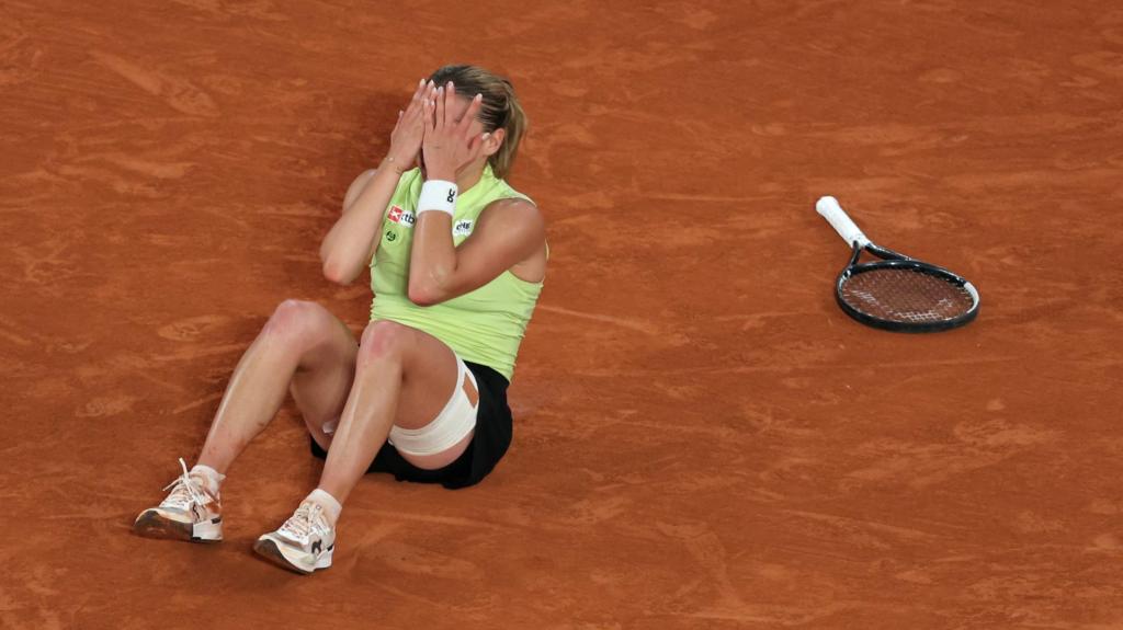 Maja Chwalinska falls to the floor