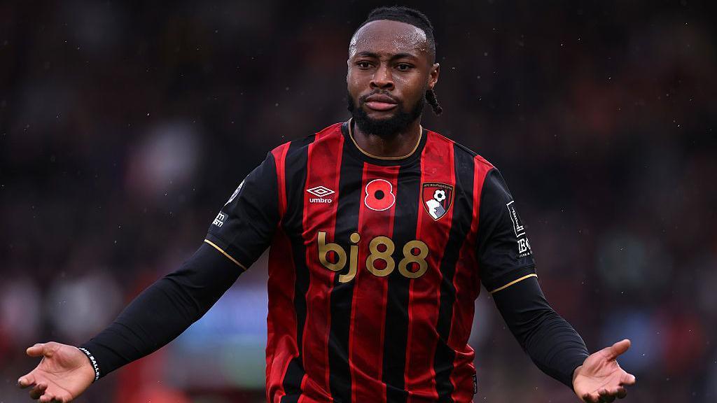 Bournemouth player Antoine Semenyo asks to receive the ball