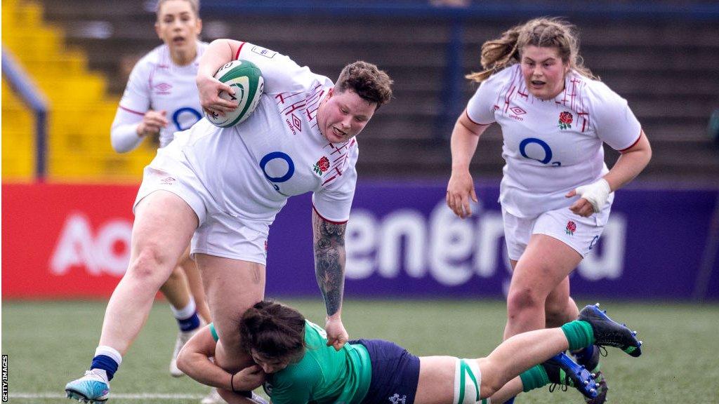 Hannah Botterman carries the ball