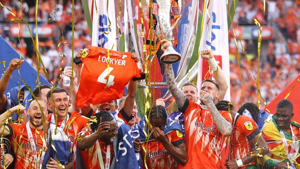 Luton players lift Tom Lockyer's shirt