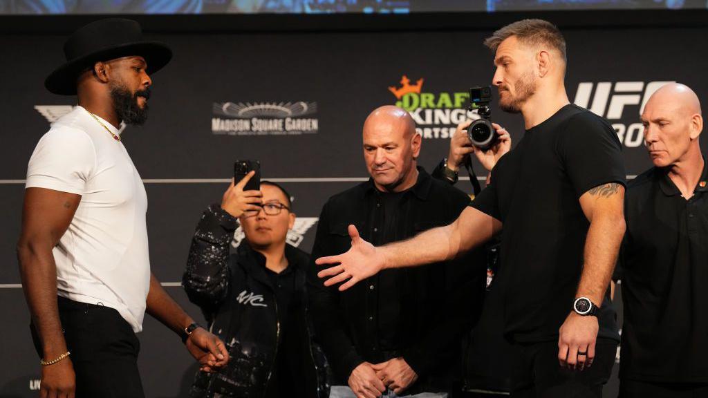 Jon Jones refuses to shake Stipe Miocic's hand