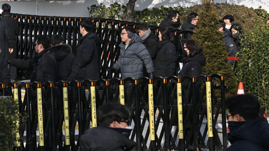 Anti-corruption investigators leave the residence of South Korea's impeached President Yoon Suk Yeol in Seoul on January 3, 2025 after calling off their attempt to arrest Yoon. 