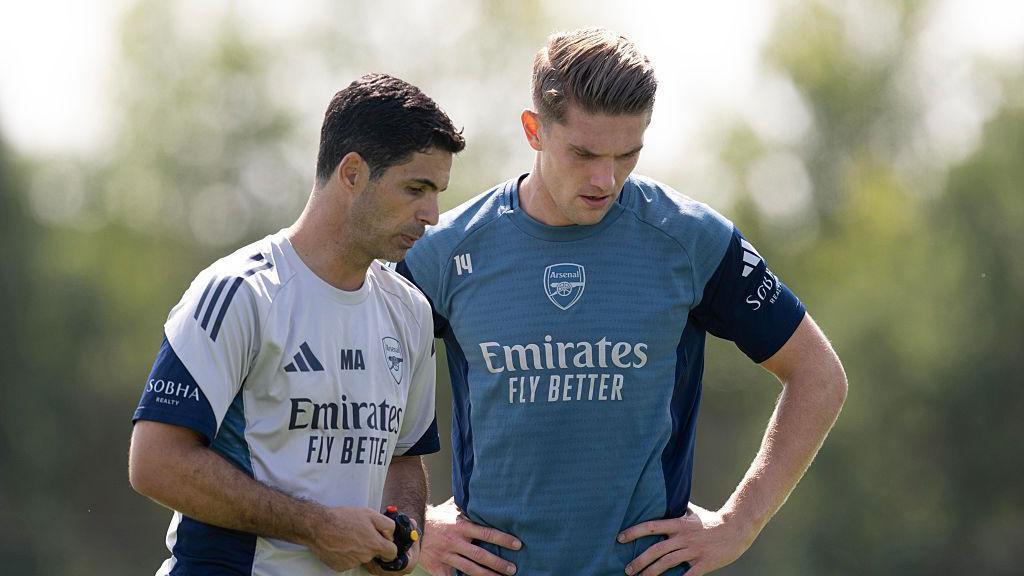 Mikel Arteta and Viktor Gyokeres in training