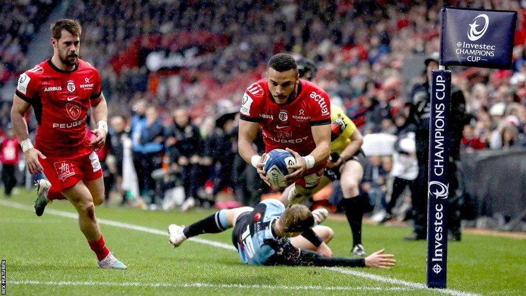 Toulouse's Matthis Lebel scores the opening try